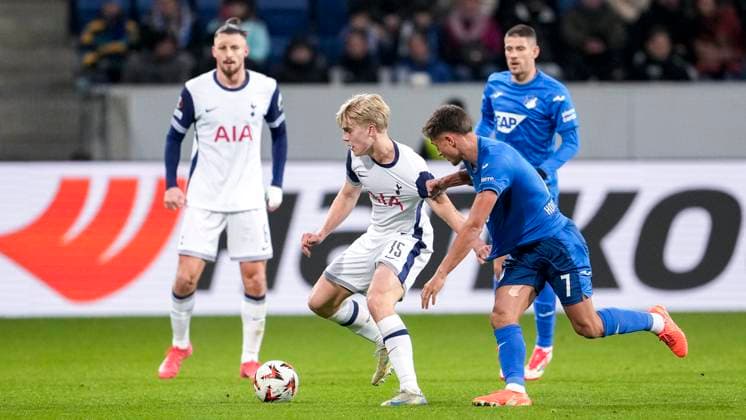 v li Lucas Bergvall Tottenham, 15 , Tom Bischof Hoffenheim, 7 , duel, duel, tackle, tackling, dynamics, action, action, 23 01 2025, Sinsheim Germany , football, UEFA Europa League, group stage, TSG 1899 Hoffenheim Tottenham Hotspur, DFB DFL REGULATIONS PROHIBIT ANY USE OF PHOTOGRAPHS AS IMAGE SEQUENCES AND OR QUASI VIDEO xozx