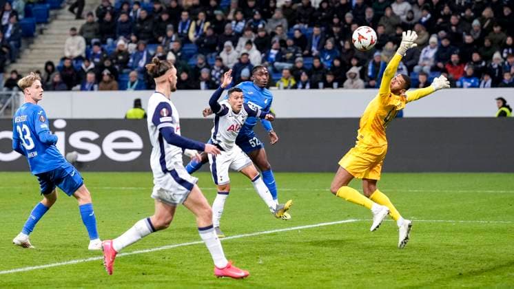 David Mokwa Hoffenheim, 52 scores the goal to 2 3, goal, goal success, highlight, action, action scene, header, header goal, 23 01 2025, Sinsheim Germany , football, UEFA Europa League, group stage, TSG 1899 Hoffenheim Tottenham Hotspur, DFB DFL REGULATIONS PROHIBIT ANY USE OF PHOTOGRAPHS AS IMAGE SEQUENCES AND OR QUASI VIDEO xozx