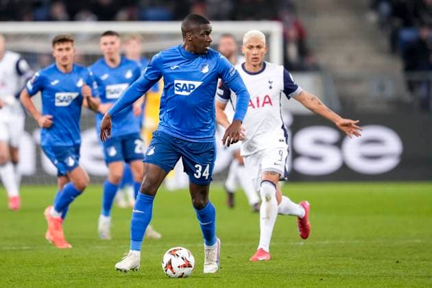 v li Stanley Pierre Nsoki N Soki, Hoffenheim, 34 , Richarlison de Andrade Tottenham, 9 , Action, Action, Game scene, 23 01 2025, Sinsheim Germany , Football, UEFA Europa League, Group stage, TSG 1899 Hoffenheim Tottenham Hotspur, DFB DFL REGULATIONS PROHIBIT ANY USE OF PHOTOGRAPHS AS IMAGE SEQUENCES AND OR QUASI VIDEO xozx