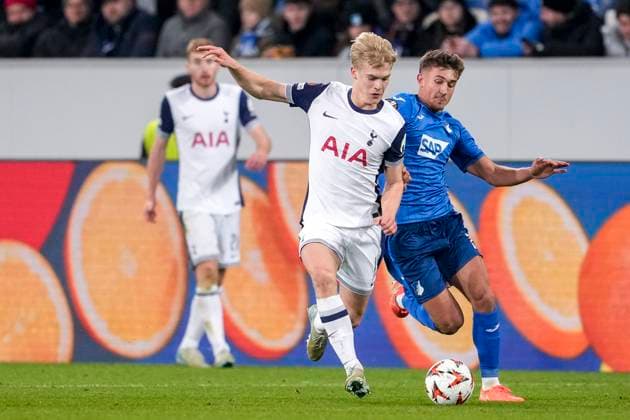 v li Lucas Bergvall Tottenham, 15 , Tom Bischof Hoffenheim, 7 , duel, duel, tackle, tackling, dynamics, action, action, 23 01 2025, Sinsheim Germany , football, UEFA Europa League, group stage, TSG 1899 Hoffenheim Tottenham Hotspur, DFB DFL REGULATIONS PROHIBIT ANY USE OF PHOTOGRAPHS AS IMAGE SEQUENCES AND OR QUASI VIDEO xozx