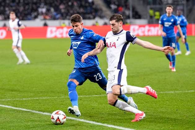 v li Adam Hlozek Hoffenheim, 23 , Ben Davies Tottenham, 33 , duel, duel, tackle, tackling, dynamics, action, action, 23 01 2025, Sinsheim Germany , football, UEFA Europa League, group stage, TSG 1899 Hoffenheim Tottenham Hotspur, DFB DFL REGULATIONS PROHIBIT ANY USE OF PHOTOGRAPHS AS IMAGE SEQUENCES AND OR QUASI VIDEO xozx
