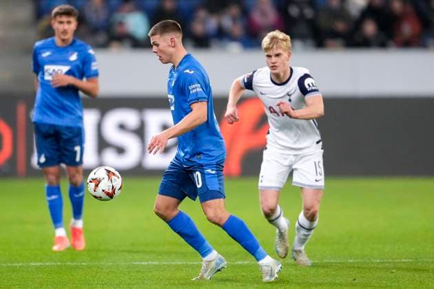v li Finn Ole Becker Hoffenheim, 20 , Lucas Bergvall Tottenham, 15 , duel, duel, tackle, tackling, dynamics, action, action, 23 01 2025, Sinsheim Germany , football, UEFA Europa League, group stage, TSG 1899 Hoffenheim Tottenham Hotspur, DFB DFL REGULATIONS PROHIBIT ANY USE OF PHOTOGRAPHS AS IMAGE SEQUENCES AND OR QUASI VIDEO xozx
