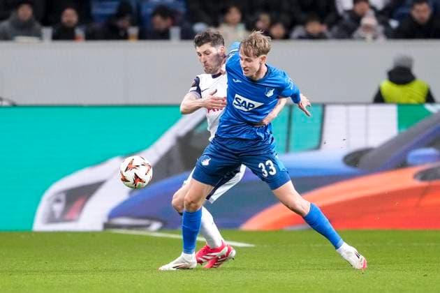 v li Ben Davies Tottenham, 33 , Max Moerstedt Hoffenheim, 33 , duel, duel, tackle, tackling, dynamics, action, action, 23 01 2025, Sinsheim Germany , football, UEFA Europa League, group stage, TSG 1899 Hoffenheim Tottenham Hotspur, DFB DFL REGULATIONS PROHIBIT ANY USE OF PHOTOGRAPHS AS IMAGE SEQUENCES AND OR QUASI VIDEO xozx