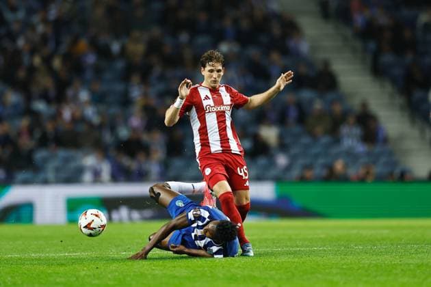 (L-R) Samu Omorodion (Porto), Panagiotis Retsos (Olympiacos), JANUARY 23, 2025 - Football Soccer : UEFA Europa League League phase match day 7 between FC Porto 0-1 Olympiacos FC at the Estadio do Dragao in Porto, Portugal. Noxthirdxpartyxsales  (279430446)