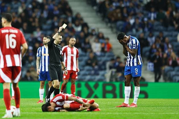 (L-R) Clement Turpin (Referee), Samu omorodion Aghehowa (Porto), JANUARY 23, 2025 - Football Soccer : Omorodion receive yellow card during UEFA Europa League League phase match day 7 between FC Porto 0-1 Olympiacos FC at the Estadio do Dragao in Porto, Portugal. Noxthirdxpartyxsales  (279430777)