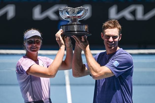 TENNIS AUSTRALIAN OPEN, Olivia Gadecki and John Peers of Australia pose with the trophy after winning their mixed doubles final match against Kimberly Birrell and John-Patrick Smith of Australia during the 2025 Australian Open at Melbourne Park in Melbourne, Friday, January 24, 2025. ( NO ARCHIVING, EDITORIAL USE ONLY, NO USE IN BOOKS WITHOUT CONSENT MELBOURNE VICTORIA AUSTRALIA  Copyright: xJAMESxROSSx 20250124187666324060