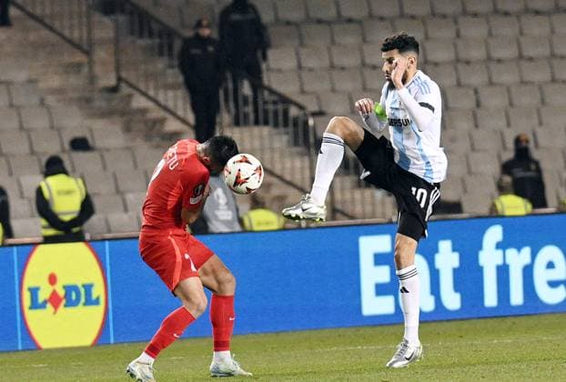 (250124) -- BAKU, Jan. 24, 2025 -- Valentin Cretu(L) of FCSB vies with Abdellah Zoubir of Qarabag during a UEFA Europa League match between Qarabag and FCSB in Baku, Azerbaijan, Jan. 23, 2025. (Photo by v Xinhua) (SP)AZERBAIJAN-BAKU-FOOTBALL-UEFA EUROPA LEAGUE-QARABAG VS FCSB TofikxBabaye 