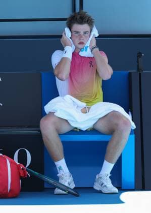 Henry Bernet SUI holds an ice pack to his head because of the heat, , Boys Singles, Australian Open 2025, Melbourne Park, Melbourne, Victoria, Australia Copyright: xJuergenxHasenkopfx