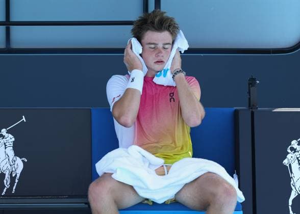 Henry Bernet SUI holds an ice pack to his head because of the heat, , Boys Singles, Australian Open 2025, Melbourne Park, Melbourne, Victoria, Australia Copyright: xJuergenxHasenkopfx