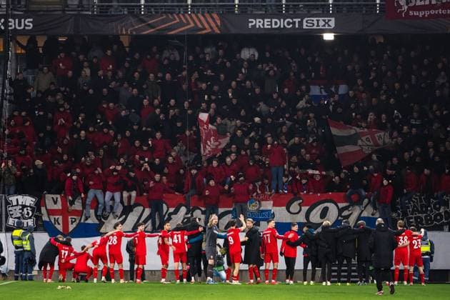 MALMO , 23-01-2025 , Malmo New stadium , season 2024 2025 , UEFA Europa league, Football. during the match Malmo - FC Twente, Players of Twente celebrate the 2-3 win with the fans Malmo - Twente  x27534263x Copyright: