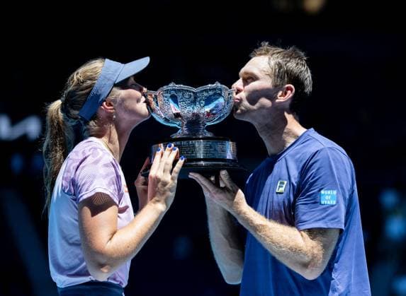 (250124) -- MELBOURNE, Jan. 24, 2025 -- Olivia Gadecki (L) John Peers kiss the trophy after the mixed doubles final between Olivia Gadecki John Peers of Australia and their compatriots Kimberly Birrell John-Patrick Smith at Australian Open tennis tournament in Melbourne, Australia, Jan. 24, 2025. (Photo by Xinhua) (SP)AUSTRALIA-MELBOURNE-TENNIS-AUSTRALIAN OPEN-MIXED DOUBLES-FINALS HuxJingchen 