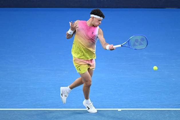TENNIS AUSTRALIAN OPEN, Ben Shelton of the United States serves during the Men s Singles Semifinals match against Jannik Sinner on day 13 of the 2025 Australian Open at Rod Laver Arena in Melbourne, Friday, January 24th, 2025. ( NO ARCHIVING, EDITORIAL USE ONLY, NO USE IN BOOKS WITHOUT CONSENT MELBOURNE VICTORIA AUSTRALIA  Copyright: xJAMESxROSSx 20250124186635117752