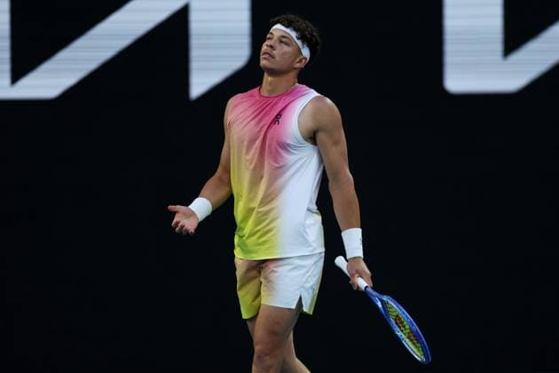 Ben Shelton dejected during the Semi-final match against Sinner in the Rod Laver Arena Australian Open, Day Thirteen, Tennis, Melbourne Park, Melbourne, Australia - 24 Jan 2025  Copyright: xEllaxLing Shutterstockx 15108785br