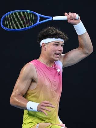 TENNIS AUSTRALIAN OPEN, American tennis player Ben Shelton in action during the Men s Singles Semifinals match on day 13 of the 2025 Australian Open at Rod Laver Arena in Melbourne, Friday, January 24th, 2025. ( NO ARCHIVING, EDITORIAL USE ONLY, NO USE IN BOOKS WITHOUT CONSENT MELBOURNE VICTORIA AUSTRALIA  Copyright: xJOELxCARRETTx 20250124176897582622
