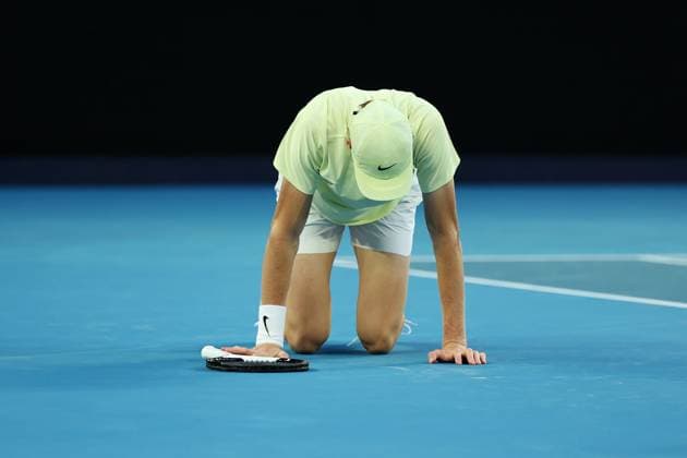 Jannik Sinner falls to the ground during the Semi-final match against Shelton in the Rod Laver Arena Australian Open, Day Thirteen, Tennis, Melbourne Park, Melbourne, Australia - 24 Jan 2025  Copyright: xEllaxLing Shutterstockx 15108785cb