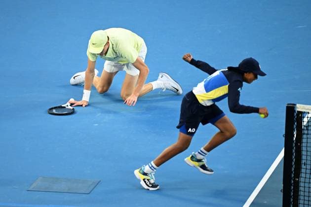 TENNIS AUSTRALIAN OPEN, Italian tennis player Jannik Sinner falls during the Men s Singles Semifinals match on day 13 of the 2025 Australian Open at Rod Laver Arena in Melbourne, Friday, January 24th, 2025. ( NO ARCHIVING, EDITORIAL USE ONLY, NO USE IN BOOKS WITHOUT CONSENT MELBOURNE VICTORIA AUSTRALIA  Copyright: xJAMESxROSSx 20250124131713000924