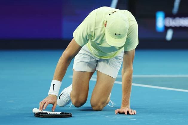 Jannik Sinner falls to the ground during the Semi-final match against Shelton in the Rod Laver Arena Australian Open, Day Thirteen, Tennis, Melbourne Park, Melbourne, Australia - 24 Jan 2025  Copyright: xEllaxLing Shutterstockx 15108785ck