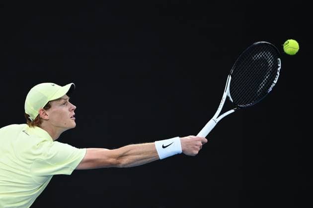 TENNIS AUSTRALIAN OPEN, Italian tennis player Jannik Sinner in action during the Men s Singles Semifinals match on day 13 of the 2025 Australian Open at Rod Laver Arena in Melbourne, Friday, January 24th, 2025. ( NO ARCHIVING, EDITORIAL USE ONLY, NO USE IN BOOKS WITHOUT CONSENT MELBOURNE VICTORIA AUSTRALIA  Copyright: xJOELxCARRETTx 20250124196112755778