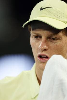 Jannik Sinner uses a towel during the Semi-final match against Shelton in the Rod Laver Arena Australian Open, Day Thirteen, Tennis, Melbourne Park, Melbourne, Australia - 24 Jan 2025  Copyright: xEllaxLing Shutterstockx 15108785da