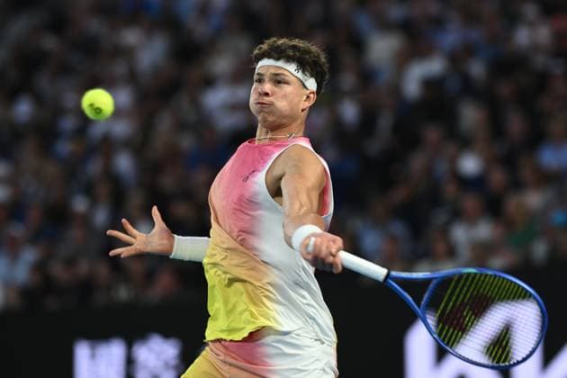 TENNIS AUSTRALIAN OPEN, American tennis player Ben Shelton serves during the Men s Singles Semifinals match on day 13 of the 2025 Australian Open at Rod Laver Arena in Melbourne, Friday, January 24th, 2025. ( NO ARCHIVING, EDITORIAL USE ONLY, NO USE IN BOOKS WITHOUT CONSENT MELBOURNE VICTORIA AUSTRALIA  Copyright: xJOELxCARRETTx 20250124143039502425