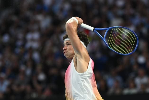 TENNIS AUSTRALIAN OPEN, American tennis player Ben Shelton serves during the Men s Singles Semifinals match on day 13 of the 2025 Australian Open at Rod Laver Arena in Melbourne, Friday, January 24th, 2025. ( NO ARCHIVING, EDITORIAL USE ONLY, NO USE IN BOOKS WITHOUT CONSENT MELBOURNE VICTORIA AUSTRALIA  Copyright: xJOELxCARRETTx 20250124173466931996