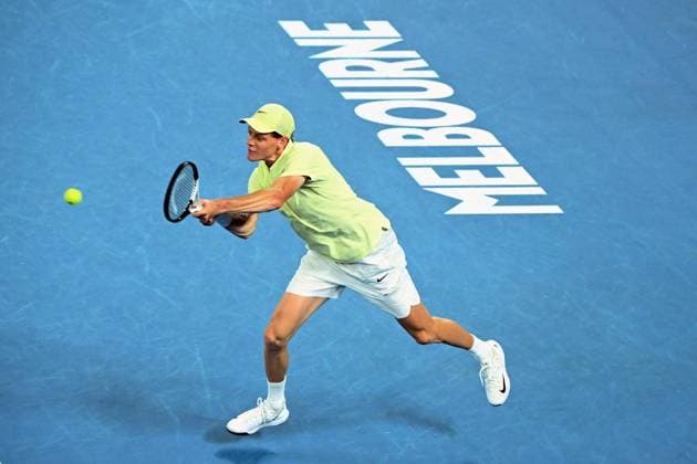 TENNIS AUSTRALIAN OPEN, Italian tennis player Jannik Sinner returns a serve. during the Men s Singles Semifinals match on day 13 of the 2025 Australian Open at Rod Laver Arena in Melbourne, Friday, January 24th, 2025. ( NO ARCHIVING, EDITORIAL USE ONLY, NO USE IN BOOKS WITHOUT CONSENT MELBOURNE VICTORIA AUSTRALIA  Copyright: xJAMESxROSSx 20250124144363284902