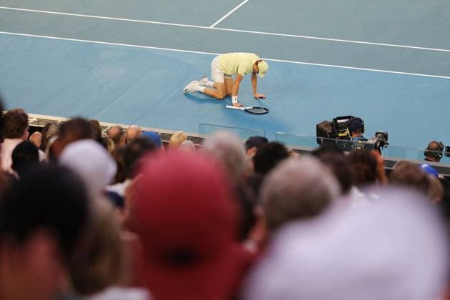 Jannik Sinner falls to the ground during the Semi-final match against Shelton in the Rod Laver Arena Australian Open, Day Thirteen, Tennis, Melbourne Park, Melbourne, Australia - 24 Jan 2025  Copyright: xRachelxBach Shutterstockx 15108800cj