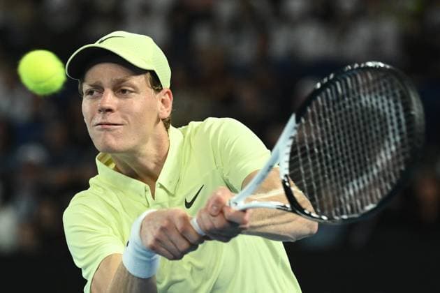 TENNIS AUSTRALIAN OPEN, Italy s Jannik Sinner returns a serve during the Men s Singles Semifinals match on day 13 of the 2025 Australian Open at Rod Laver Arena in Melbourne, Friday, January 24th, 2025. ( NO ARCHIVING, EDITORIAL USE ONLY, NO USE IN BOOKS WITHOUT CONSENT MELBOURNE VICTORIA AUSTRALIA  Copyright: xJOELxCARRETTx 20250124134110463203
