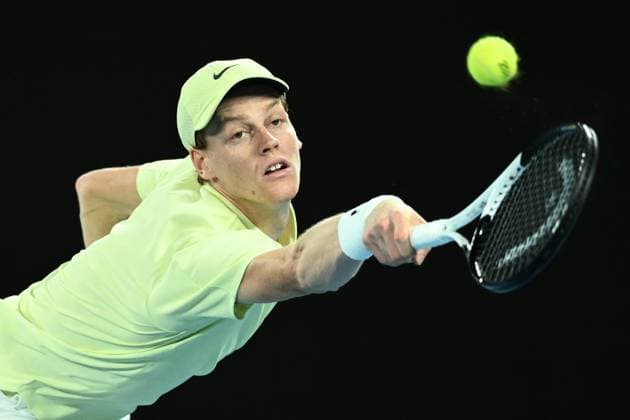 TENNIS AUSTRALIAN OPEN, Jannik Sinner returns a serve during the Men s Singles Semifinals match on day 13 of the 2025 Australian Open at Rod Laver Arena in Melbourne, Friday, January 24th, 2025. ( NO ARCHIVING, EDITORIAL USE ONLY, NO USE IN BOOKS WITHOUT CONSENT MELBOURNE VICTORIA AUSTRALIA  Copyright: xJOELxCARRETTx 20250124192891432307