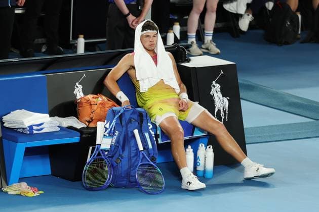Ben Shelton puts a towel over his head in the changeover during the Semi-final match against Sinner in the Rod Laver Arena Australian Open, Day Thirteen, Tennis, Melbourne Park, Melbourne, Australia - 24 Jan 2025  Copyright: xRachelxBach Shutterstockx 15108800dm