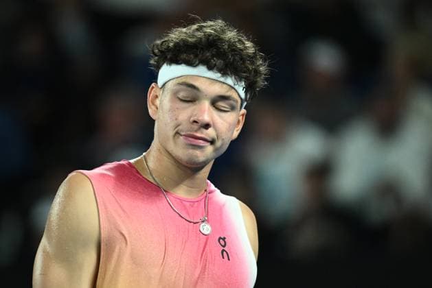 TENNIS AUSTRALIAN OPEN, American tennis player Ben Shelton reacts during the Men s Singles Semifinals match on day 13 of the 2025 Australian Open at Rod Laver Arena in Melbourne, Friday, January 24th, 2025. ( NO ARCHIVING, EDITORIAL USE ONLY, NO USE IN BOOKS WITHOUT CONSENT MELBOURNE VICTORIA AUSTRALIA  Copyright: xJOELxCARRETTx 20250124198250815071