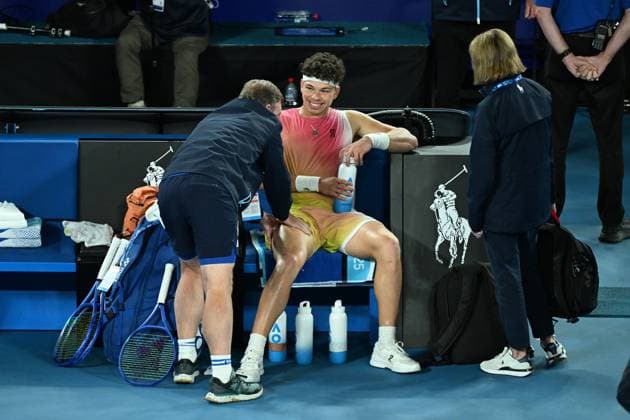 TENNIS AUSTRALIAN OPEN, American tennis player Ben Shelton receives medical attention during the Men s Singles Semifinals match on day 13 of the 2025 Australian Open at Rod Laver Arena in Melbourne, Friday, January 24th, 2025. ( NO ARCHIVING, EDITORIAL USE ONLY, NO USE IN BOOKS WITHOUT CONSENT MELBOURNE VICTORIA AUSTRALIA  Copyright: xJAMESxROSSx 20250124121921926428