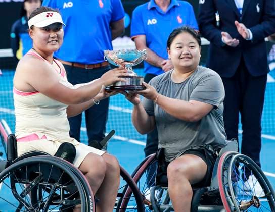 (250124) -- MELBOURNE, Jan. 24, 2025 -- Wang Ziying Li Xiaohui (L) pose with the trophy after winning the women s wheelchair doubles final between Wang Ziying Li Xiaohui of China and Zhu Zhenzhen (China) Tanaka Manami (Japan) at Australian Open tennis tournament in Melbourne, Australia, Jan. 24, 2025. ) (SP)AUSTRALIA-MELBOURNE-TENNIS-AUSTRALIAN OPEN-WOMEN S WHEELCHAIR DOUBLES-FINAL MaxPing 