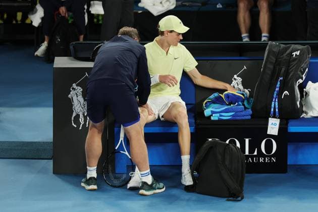 A physio massages the right quad of Jannik Sinner during the Semi-final match against Shelton in the Rod Laver Arena Australian Open, Day Thirteen, Tennis, Melbourne Park, Melbourne, Australia - 24 Jan 2025  Copyright: xRachelxBach Shutterstockx 15108800el