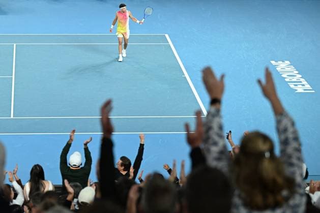 TENNIS AUSTRALIAN OPEN, American tennis player Ben Shelton stands on the court during the Men s Singles Semifinals match on day 13 of the 2025 Australian Open at Rod Laver Arena in Melbourne, Friday, January 24th, 2025. ( NO ARCHIVING, EDITORIAL USE ONLY, NO USE IN BOOKS WITHOUT CONSENT MELBOURNE VICTORIA AUSTRALIA  Copyright: xJAMESxROSSx 20250124165467681983