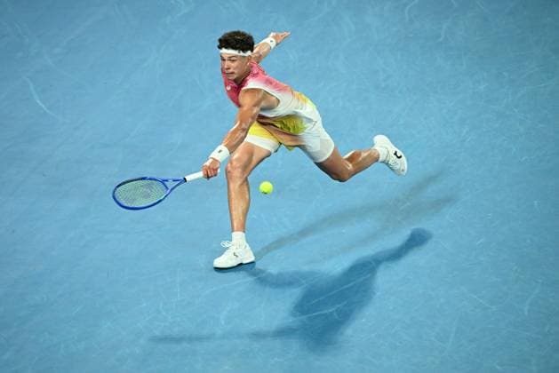 TENNIS AUSTRALIAN OPEN, American tennis player Ben Shelton returns a serve during the Men s Singles Semifinals match on day 13 of the 2025 Australian Open at Rod Laver Arena in Melbourne, Friday, January 24th, 2025. ( NO ARCHIVING, EDITORIAL USE ONLY, NO USE IN BOOKS WITHOUT CONSENT MELBOURNE VICTORIA AUSTRALIA  Copyright: xJAMESxROSSx 20250124131002139853