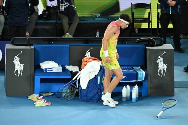 TENNIS AUSTRALIAN OPEN, American tennis player Ben Shelton reacts during the Men s Singles Semifinals match on day 13 of the 2025 Australian Open at Rod Laver Arena in Melbourne, Friday, January 24th, 2025. ( NO ARCHIVING, EDITORIAL USE ONLY, NO USE IN BOOKS WITHOUT CONSENT MELBOURNE VICTORIA AUSTRALIA  Copyright: xJAMESxROSSx 20250124140688286500