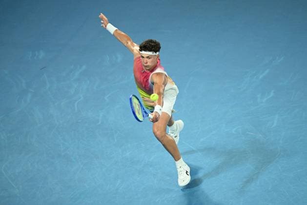 TENNIS AUSTRALIAN OPEN, American tennis player Ben Shelton serves during the Men s Singles Semifinals match on day 13 of the 2025 Australian Open at Rod Laver Arena in Melbourne, Friday, January 24th, 2025. ( NO ARCHIVING, EDITORIAL USE ONLY, NO USE IN BOOKS WITHOUT CONSENT MELBOURNE VICTORIA AUSTRALIA  Copyright: xJAMESxROSSx 20250124154213588588