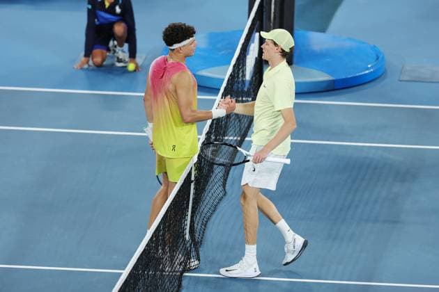 Jannik Sinner meets Ben Shelton at the net after winning the Semi-final match in the Rod Laver Arena Australian Open, Day Thirteen, Tennis, Melbourne Park, Melbourne, Australia - 24 Jan 2025  Copyright: xRachelxBach Shutterstockx 15108800eu