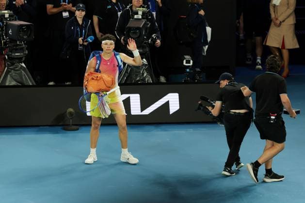 Ben Shelton leaves the court after losing the Semi-final match against Sinner in the Rod Laver Arena Australian Open, Day Thirteen, Tennis, Melbourne Park, Melbourne, Australia - 24 Jan 2025  Copyright: xRachelxBach Shutterstockx 15108800ew