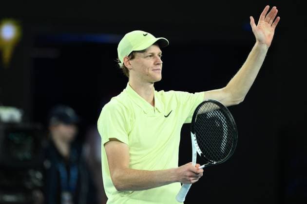 TENNIS AUSTRALIAN OPEN, Jannik Sinner acknowledges the crowd during the Men s Singles Semifinals match on day 13 of the 2025 Australian Open at Rod Laver Arena in Melbourne, Friday, January 24th, 2025. ( NO ARCHIVING, EDITORIAL USE ONLY, NO USE IN BOOKS WITHOUT CONSENT MELBOURNE VICTORIA AUSTRALIA  Copyright: xJOELxCARRETTx 20250124111373153957