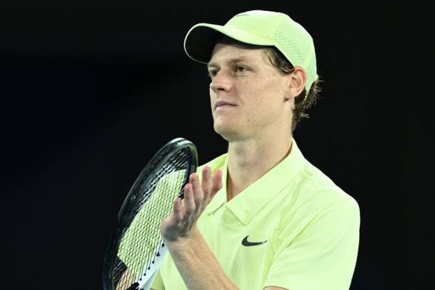 TENNIS AUSTRALIAN OPEN, Italy s Jannik Sinner acknowledges the crowd during the Men s Singles Semifinals match on day 13 of the 2025 Australian Open at Rod Laver Arena in Melbourne, Friday, January 24th, 2025. ( NO ARCHIVING, EDITORIAL USE ONLY, NO USE IN BOOKS WITHOUT CONSENT MELBOURNE VICTORIA AUSTRALIA  Copyright: xJOELxCARRETTx 20250124176590609941