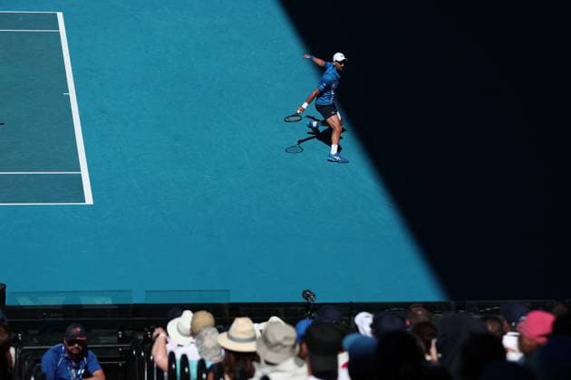Novak Djokovic face à Alexander Zverev lors de l Open de tennis d Australie à Melbourne Novak Djokovic face à Alexander Zverev lors de l Open de tennis d Australie à Melbourne. Après avoir perdu le 1er set 6 7, Novak Djokovic a abandonné, arguant un problème au genoux. Melbourne, le 23 janvier. Nicolas Luttiau Bestimage Novak Djokovic faces Alexander Zverev at the Australian Open tennis tournament in Melbourne. After losing the first set 6 7, Novak Djokovic retired, citing a knee problem. Melbourne, January 23. Melbourne Australie  Copyright: xNicolasxLuttiau BestimagexNicolasxLuttiau Bestimagex