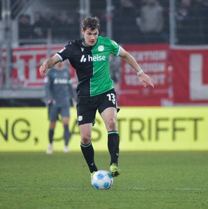 17 01 2025, ybly, Fussball 2 Bundesliga, Jahn Regensburg Hannover 96 emspor, v l Max Christiansen Hannover 96 , FREISTELLER, EINZELBILD DFL DFB REGULATIONS PROHIBIT ANY USE OF PHOTOGRAPHS as IMAGE SEQUENCES and or QUASI VIDEO Regensburg