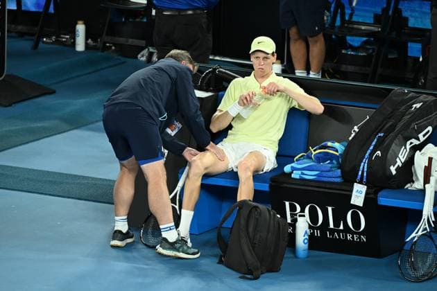 TENNIS AUSTRALIAN OPEN, Italian tennis player Jannik Sinner?s leg is attended to by a team member treatment during the Men s Singles Semifinals match on day 13 of the 2025 Australian Open at Rod Laver Arena in Melbourne, Friday, January 24th, 2025. ( NO ARCHIVING, EDITORIAL USE ONLY, NO USE IN BOOKS WITHOUT CONSENT MELBOURNE VICTORIA AUSTRALIA  Copyright: xJAMESxROSSx 20250124138396847079
