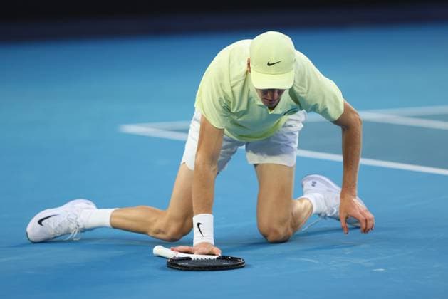 Jannik Sinner (ITA) stuerzt zu Boden, Sturz,Australian Open 2025, Melbourne Park, Melbourne, Victoria, Australia. Copyright: xJuergenxHasenkopfx