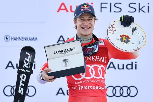 Bilder des Jahres 2025, Sport 01 Januar Sport Themen der Woche KW04 Sport Bilder des Tages ALPINE SKIING - FIS WC Kitzbuehel KITZBUEHEL,AUSTRIA,24.JAN.25 - ALPINE SKIING - FIS World Cup, Hahnenkamm-race, Super G, men. Image shows the rejoicing of Marco Odermatt (SUI). keywords: trophy.  GEPAxpictures xWolfgangxGrebien