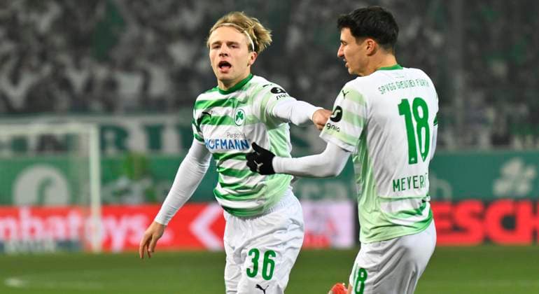 24 01 2025 Soccer Season 2024 2025 2 Soccer Bundesliga 19 Matchday SpVgg Greuther Fürth Kleeblatt 1 FC Kaiserslautern Lautern FCK Rote Teufel Sportfoto Zink xwoxzix DFL regulations prohibit any use of photographs as image sequences and or quasi video only for editorial use Torjubel Jubel nach Treffer Tor Torschuß zum 1 0 durch Philipp Müller 36, SpVgg Greuther Fürth Philipp Müller 36, SpVgg Greuther Fürth Marco Meyerhöfer Meyerhoefer 18, SpVgg Greuther Fürth