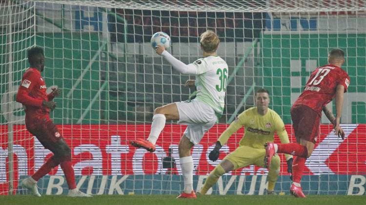 24 01 2025, xmohx, Soccer 2 Bundesliga, Spvgg Greuther Fuerth 1 FC Kaiserslautern emspor, v l Philipp Müller Fürth scores the 1 0 DFL DFB REGULATIONS PROHIBIT ANY USE OF PHOTOGRAPHS as IMAGE SEQUENCES and or QUASI VIDEO Fuerth