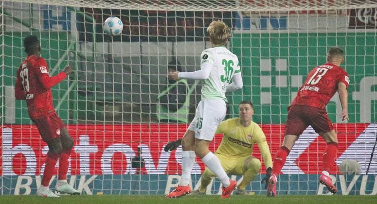 24 01 2025, xmohx, Soccer 2 Bundesliga, Spvgg Greuther Fuerth 1 FC Kaiserslautern emspor, v l Philipp Müller Fürth scores the 1 0 DFL DFB REGULATIONS PROHIBIT ANY USE OF PHOTOGRAPHS as IMAGE SEQUENCES and or QUASI VIDEO Fuerth